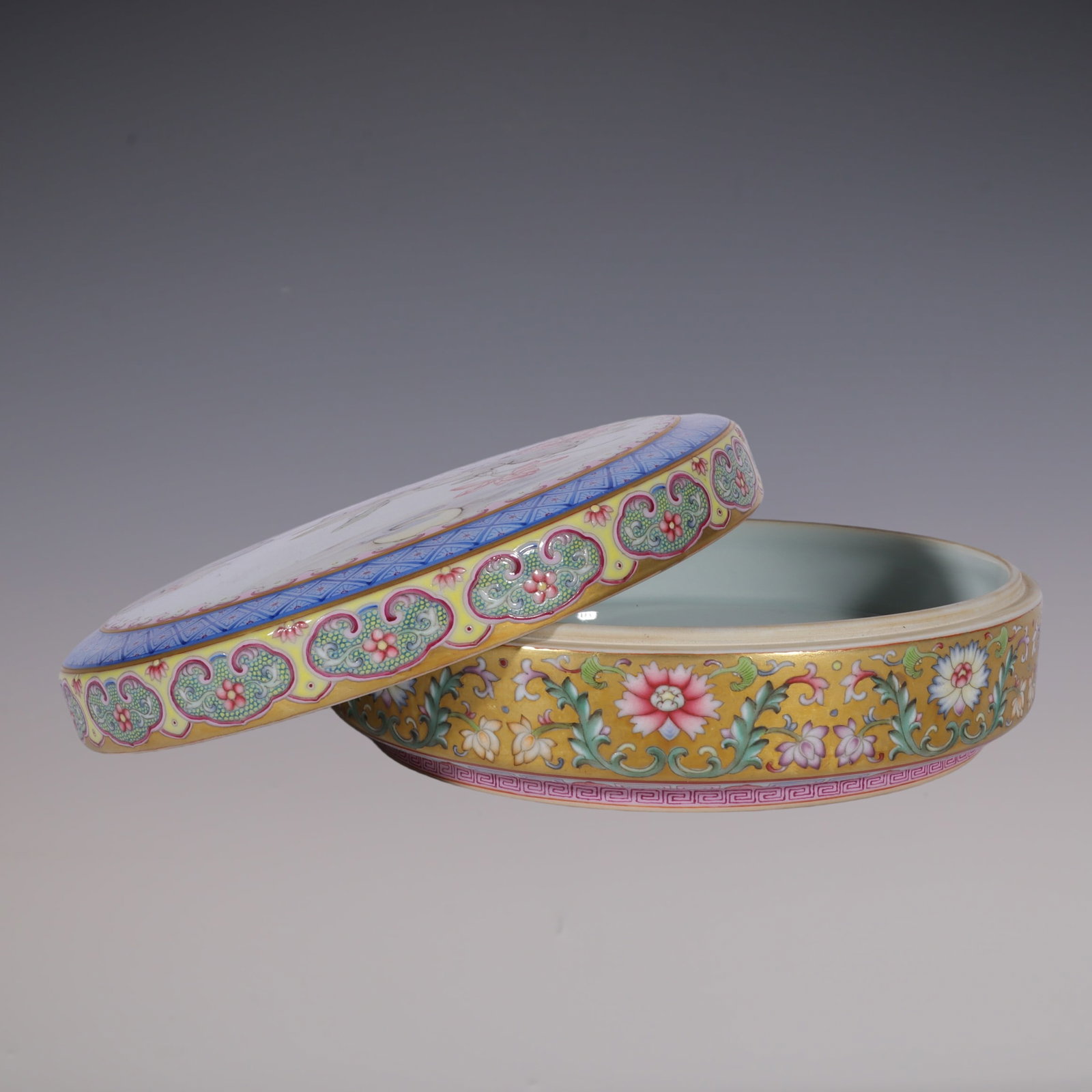 An Exquisite Enamel Lotus Pattern Flower and Bird Pattern Box - 5
