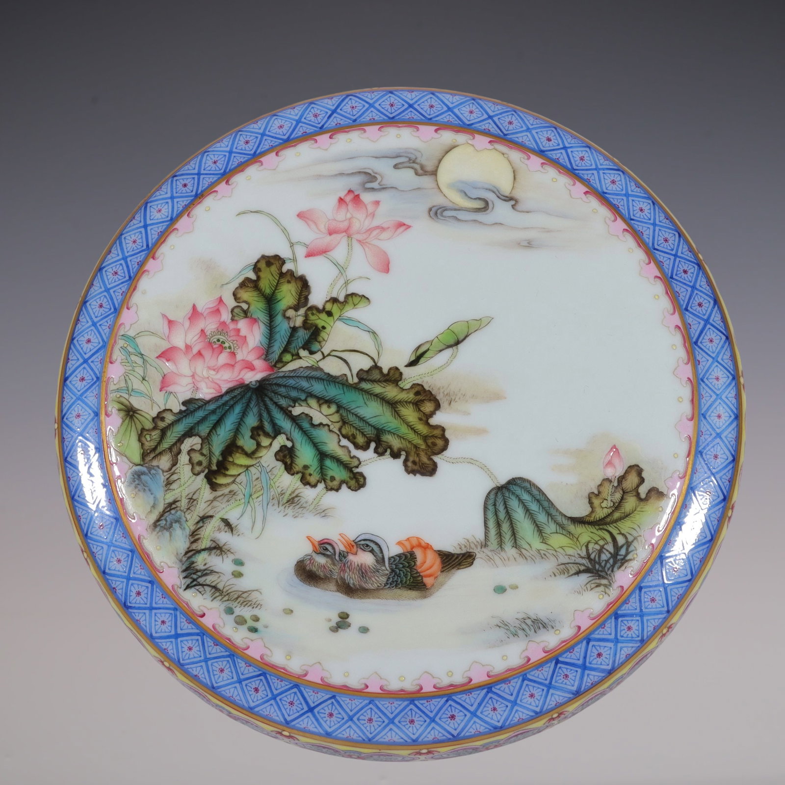 An Exquisite Enamel Lotus Pattern Flower and Bird Pattern Box - 6