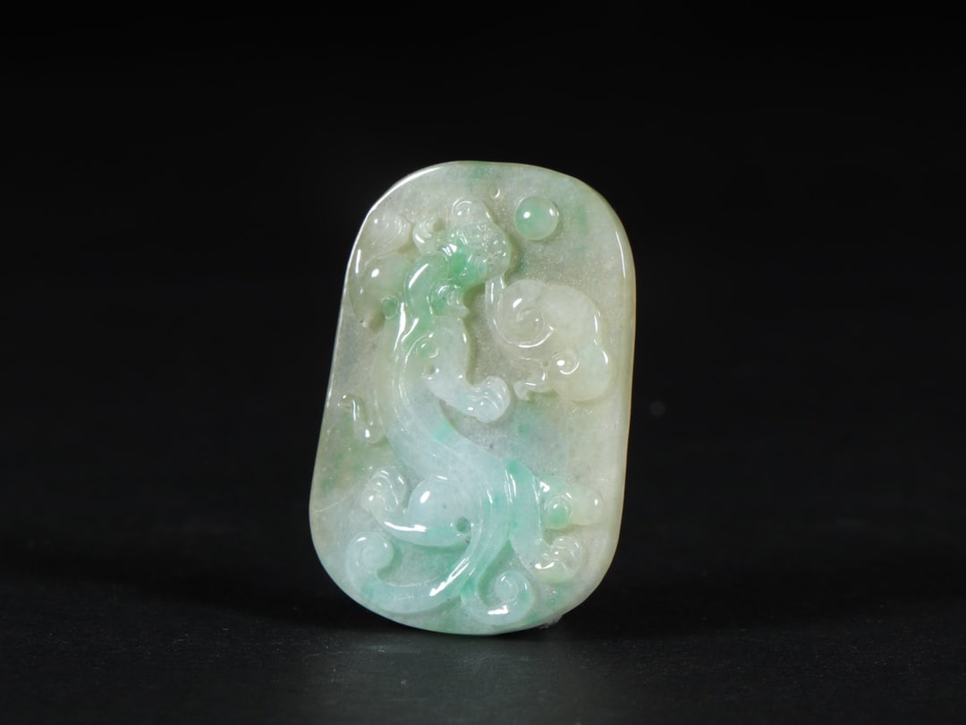 An Exquisite Jadeite Dragon Pattern Brand: An Exquisite Jadeite Dragon Pattern Brand Qing Dynasty, China Size:1.6inx1.1inx0.2in Weight:12.9g翡翠龙牌 中国清代 Size:4.1cmx2.8cmx0.5cm Weight:12.9g