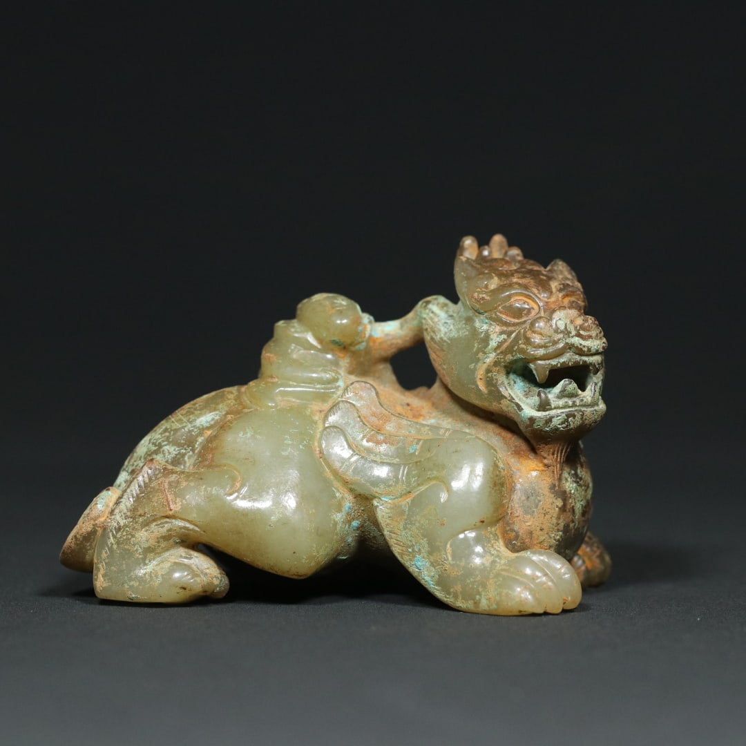 An Exquisite White Jade Auspicious Beast Ornament: An Exquisite White Jade Auspicious Beast Ornament Han Dynasty, China Size:3.9inx2.5inx2.6in Weight:360.7g白玉瑞兽摆件 中国汉代
