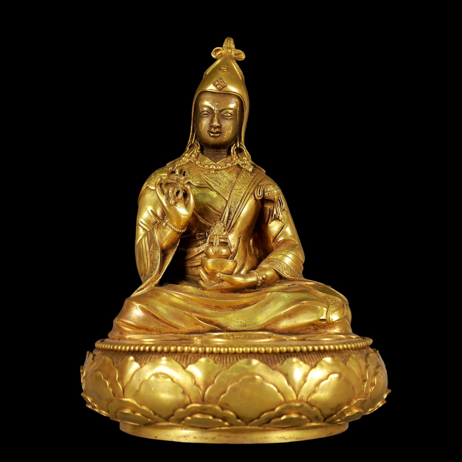 A Exquisite Gilt Bronze Statue of Guru: A Exquisite Gilt Bronze Statue of Guru Qing Dynasty, China Size:5.9inx5.5inx8.7in Weight:2900g铜鎏金上师像 中国清代 Size:15cmx14cmx22cm