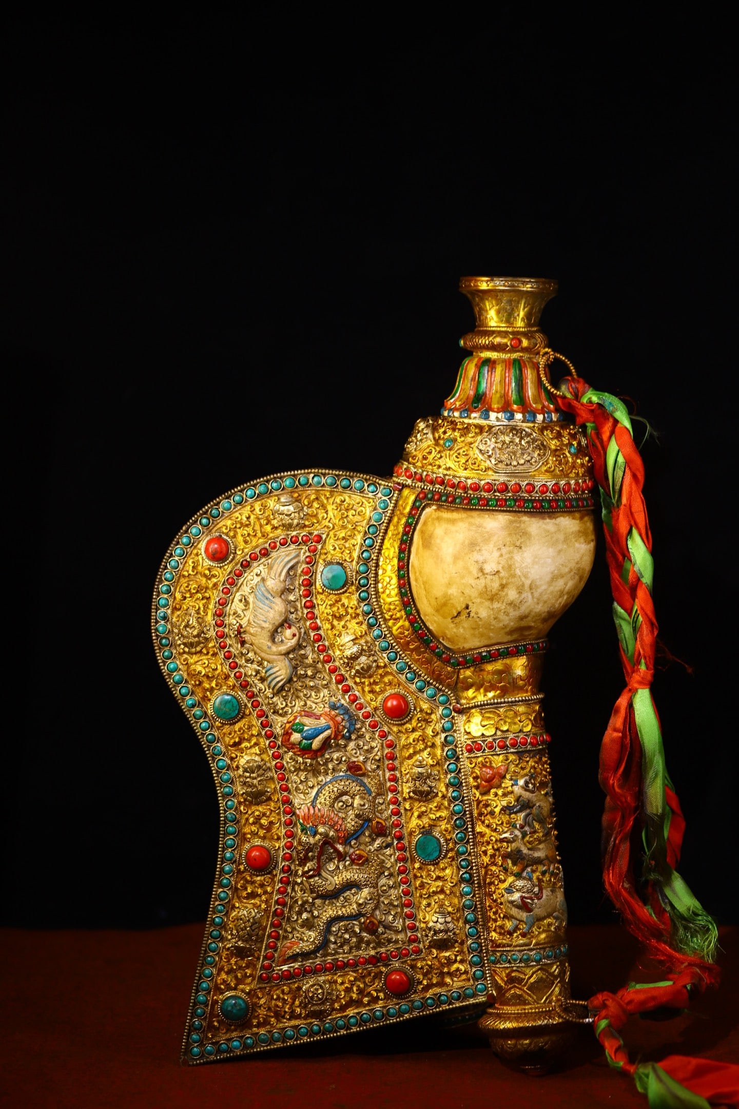 An Exquisite Conch Inlaid Gems Dzi Bead Ornament: An Exquisite Conch Inlaid Gems Dzi Bead Ornament Qing Dynasty, China Size:17.7inx10.2in Weight:3600g海螺掐丝嵌宝石天珠法螺