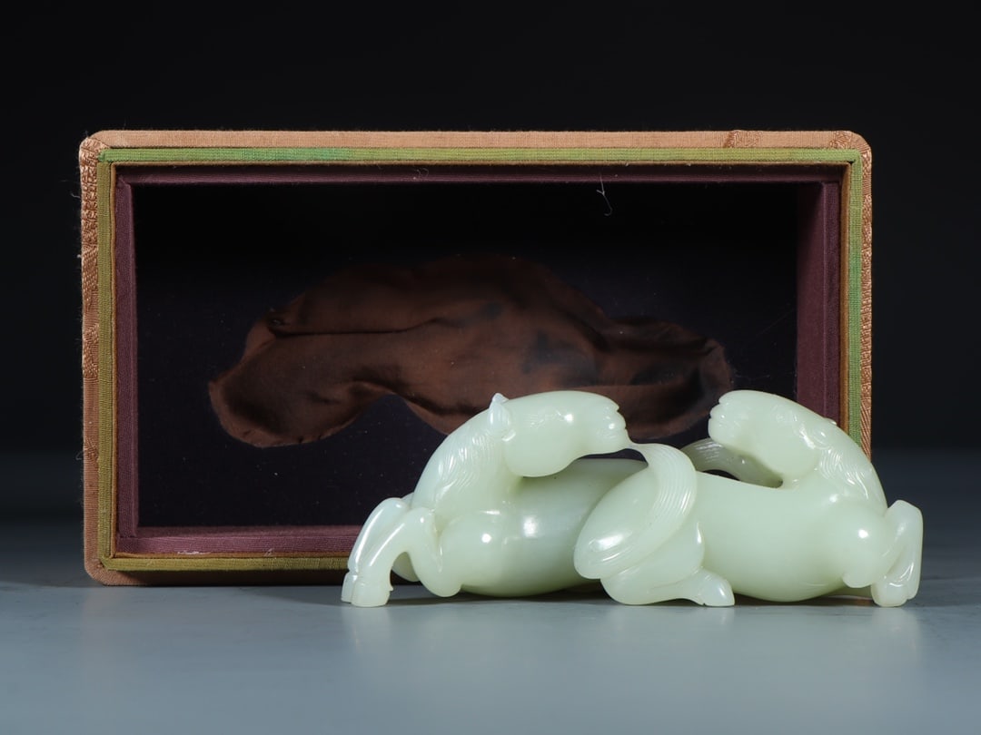 An Exquisite White Jade Horse Ornament: An Exquisite White Jade Horse Ornament Qing Dynasty, China Size:4.8inx1.6inx1.7in Weight:237g白玉双马摆件 中国清代 Size:12.2cmx4.1cmx4.4cm