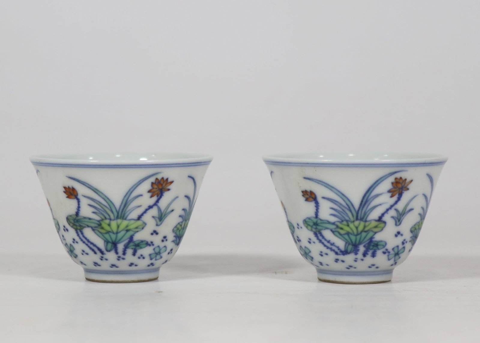 An Exquisite Doucai Flower Pattern Cup: An Exquisite Doucai Flower Pattern Cup Qing Dynasty, China Kangxi Six-character Mark Size:1.5inx2.4in斗彩荷花荷叶对杯 中国清代