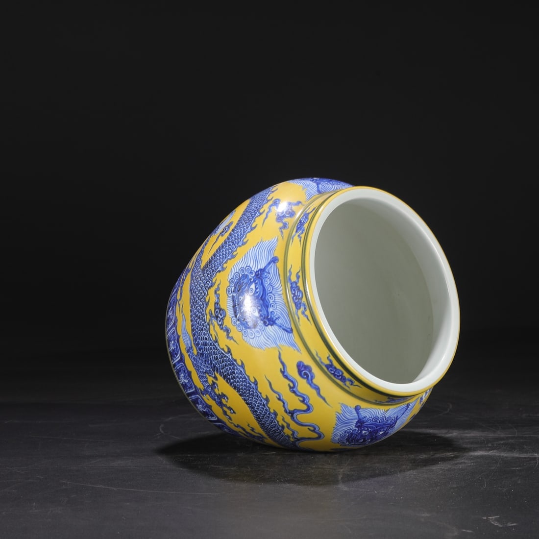 An Exquisite Blue and White Beast-Face Pattern Dragon Pattern Vat - 4