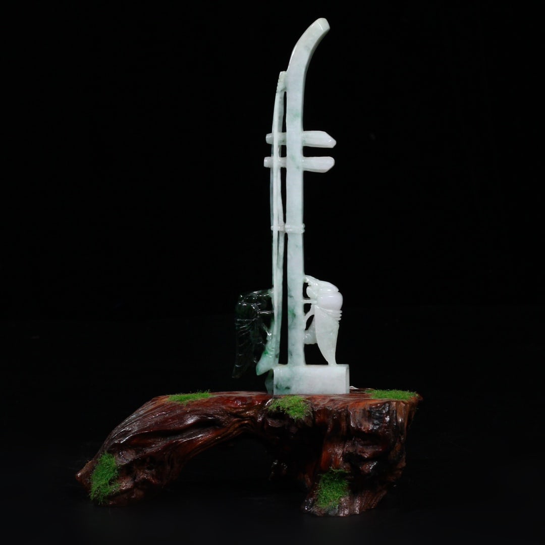 An Exquisite Jadeite Cicada Pattern Ornament: An Exquisite Jadeite Cicada Pattern Ornament Qing Dynasty, China Size:9.8inx6.3in Weight:455g翡翠二胡摆件 中国清代 Size:25cmx16cm