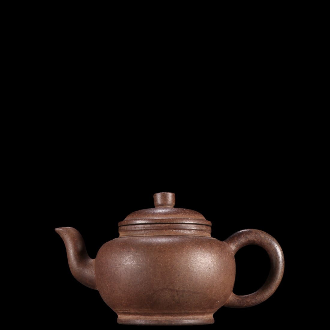 An Exquisite Purple Sands Teapot: An Exquisite Purple Sands Teapot Qing Dynasty, China Size:3.1inx5.4in紫砂壶 中国清代 Size:8cmx13.6cm