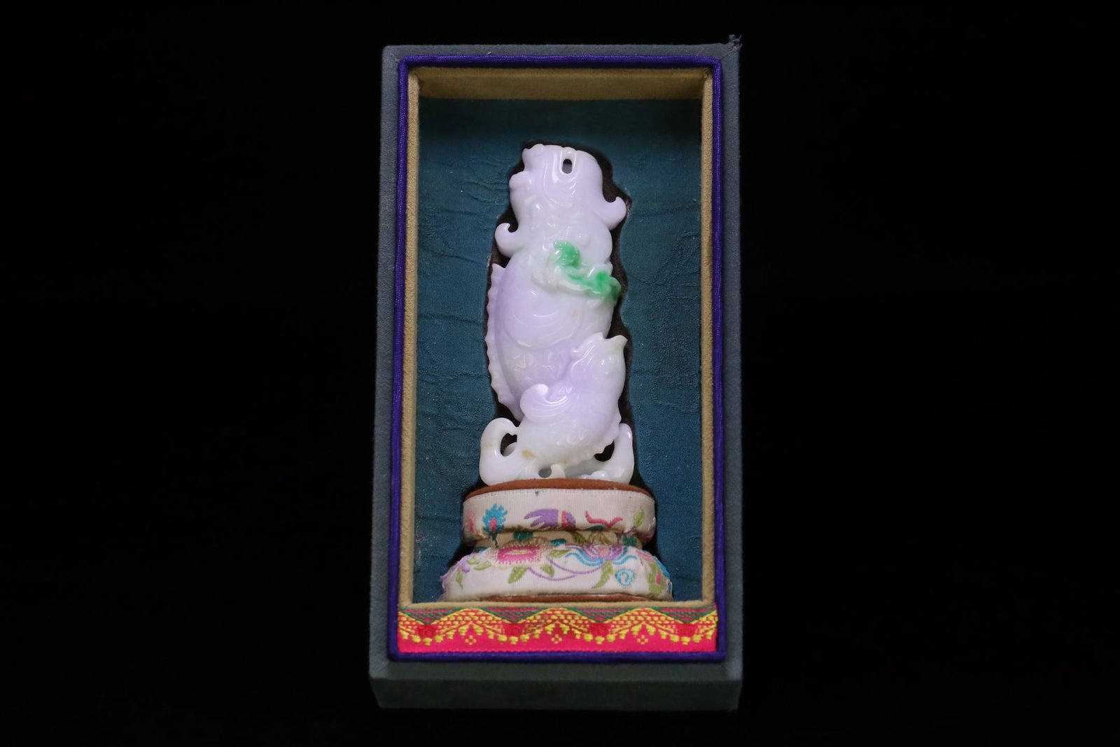 An Exquisite Jadeite Auspicious Beast Ornament: An Exquisite Jadeite Auspicious Beast Ornament Qing Dynasty, China Size:4.6inx1.9inx1.1in Weight:184.8g紫罗兰翡翠鱼化龙花插摆件