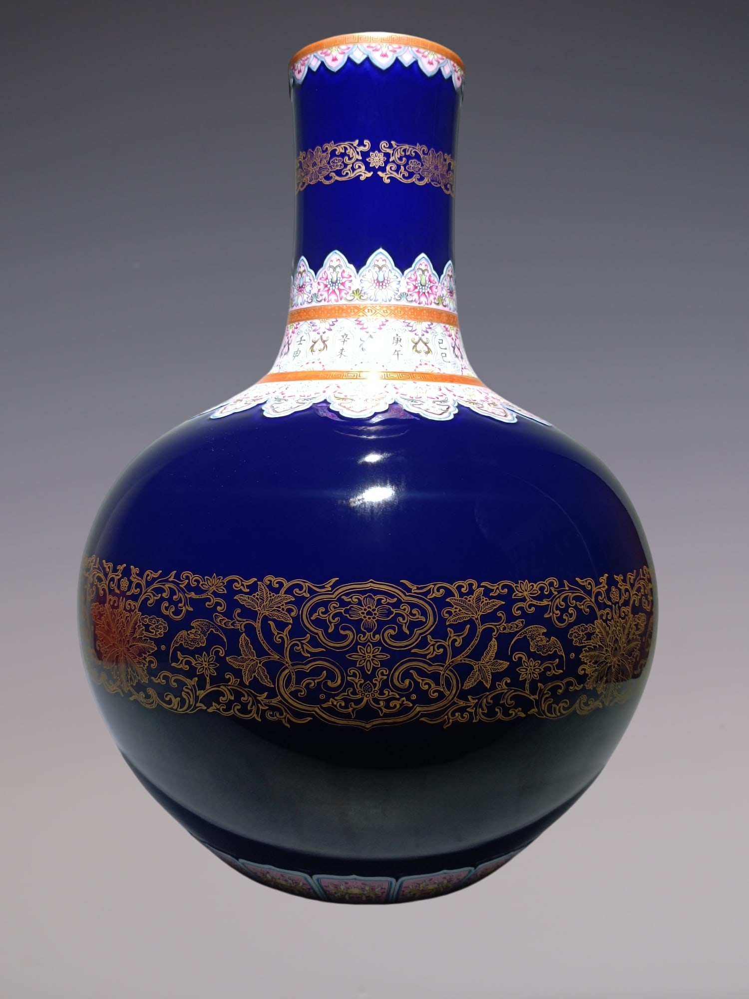 An Exquisite Enamel Lotus Pattern Vase - 2