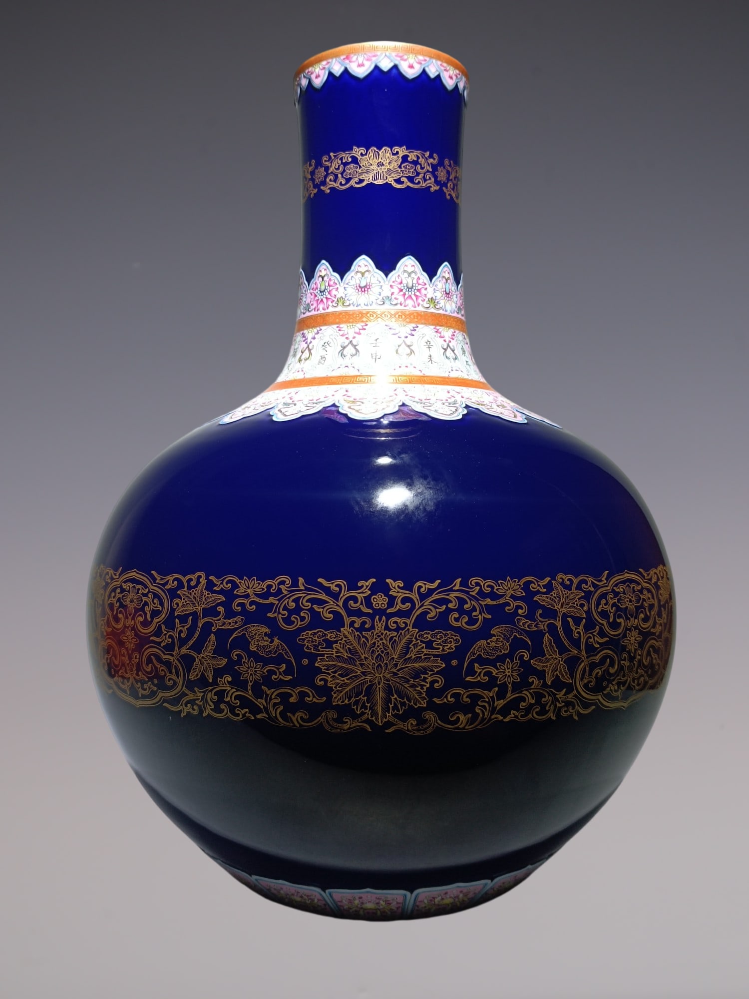 An Exquisite Enamel Lotus Pattern Vase - 3