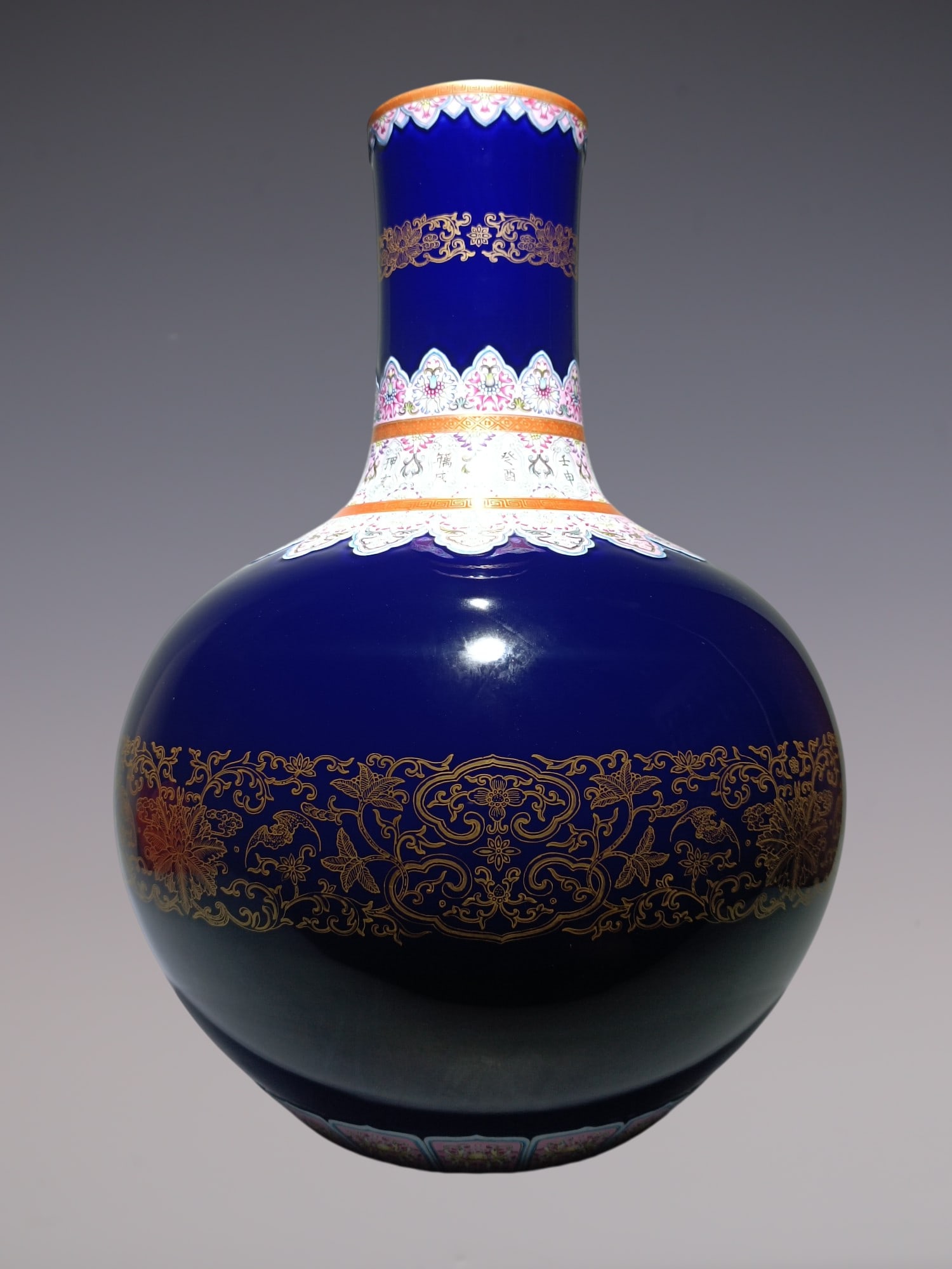 An Exquisite Enamel Lotus Pattern Vase - 4