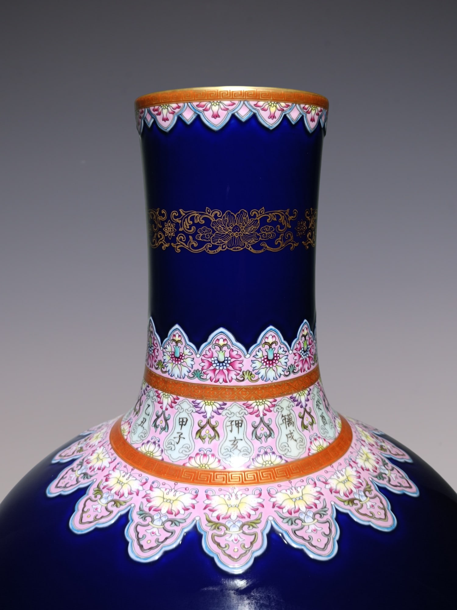 An Exquisite Enamel Lotus Pattern Vase - 5