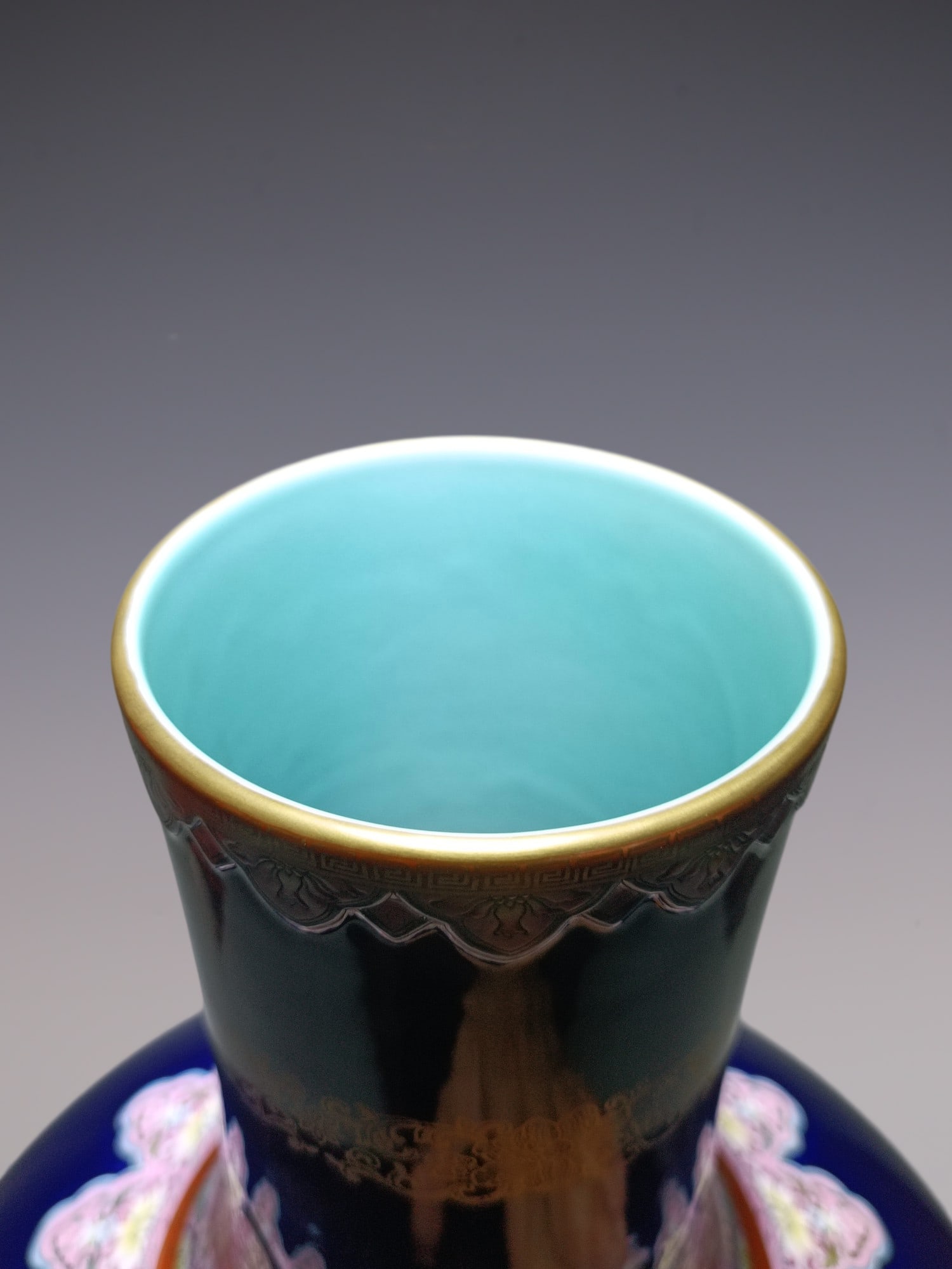An Exquisite Enamel Lotus Pattern Vase - 6