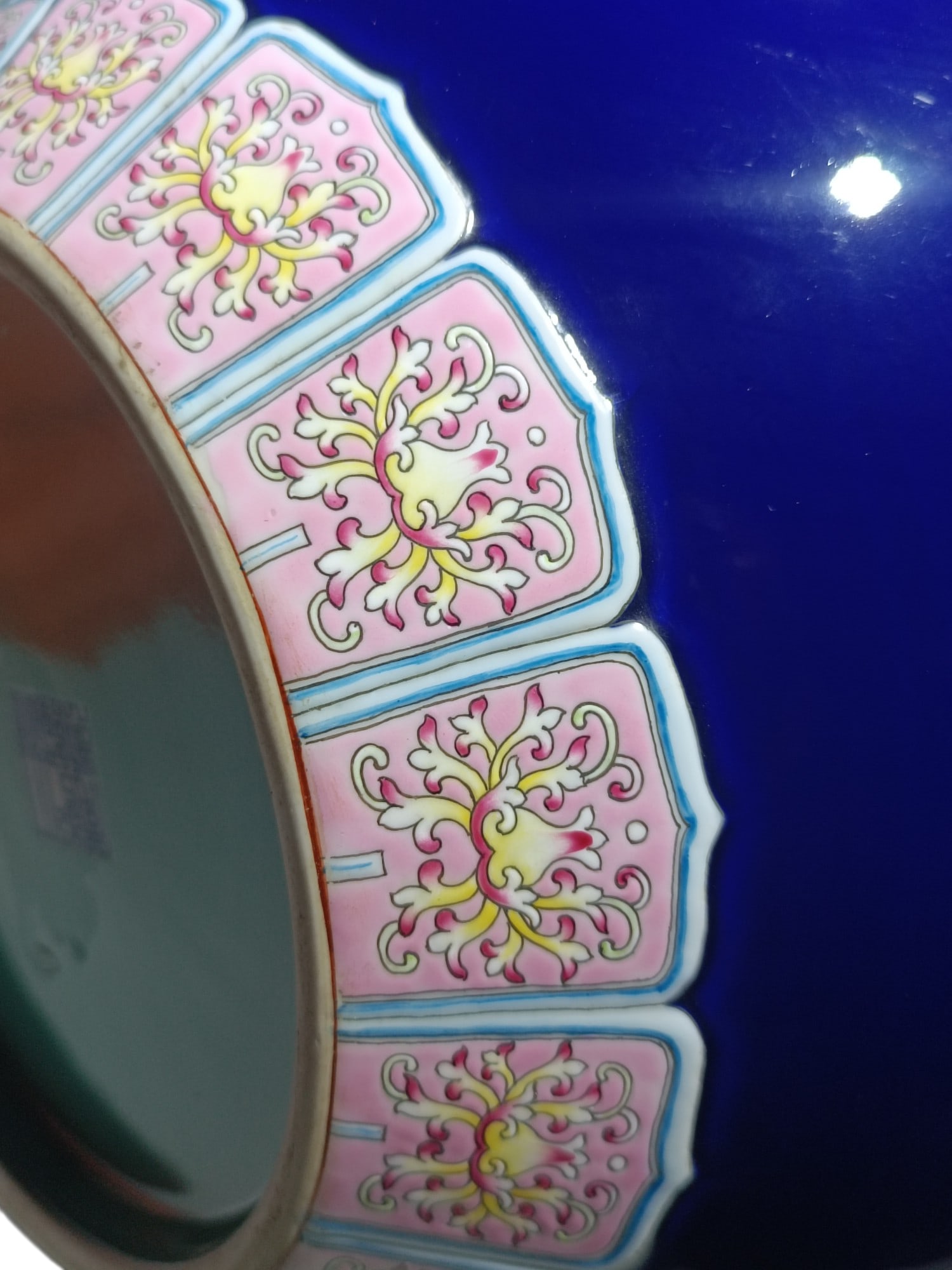 An Exquisite Enamel Lotus Pattern Vase - 7