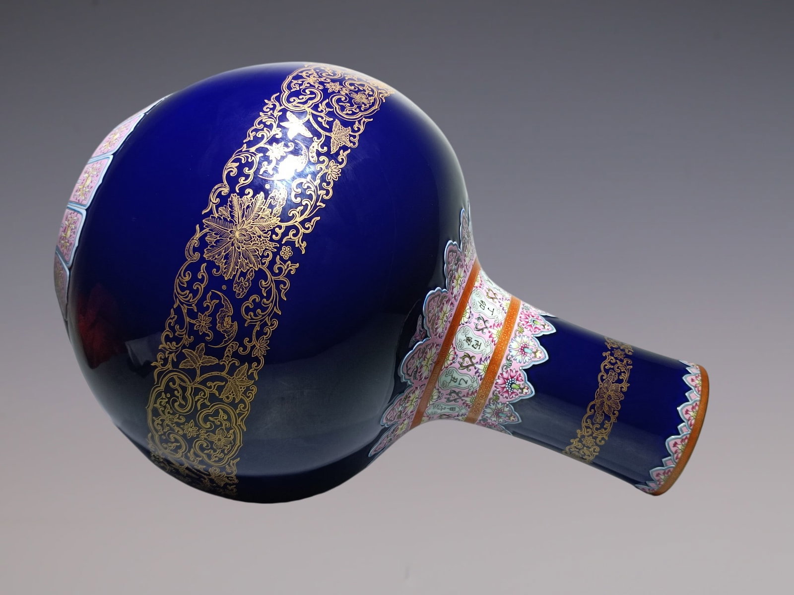 An Exquisite Enamel Lotus Pattern Vase - 8