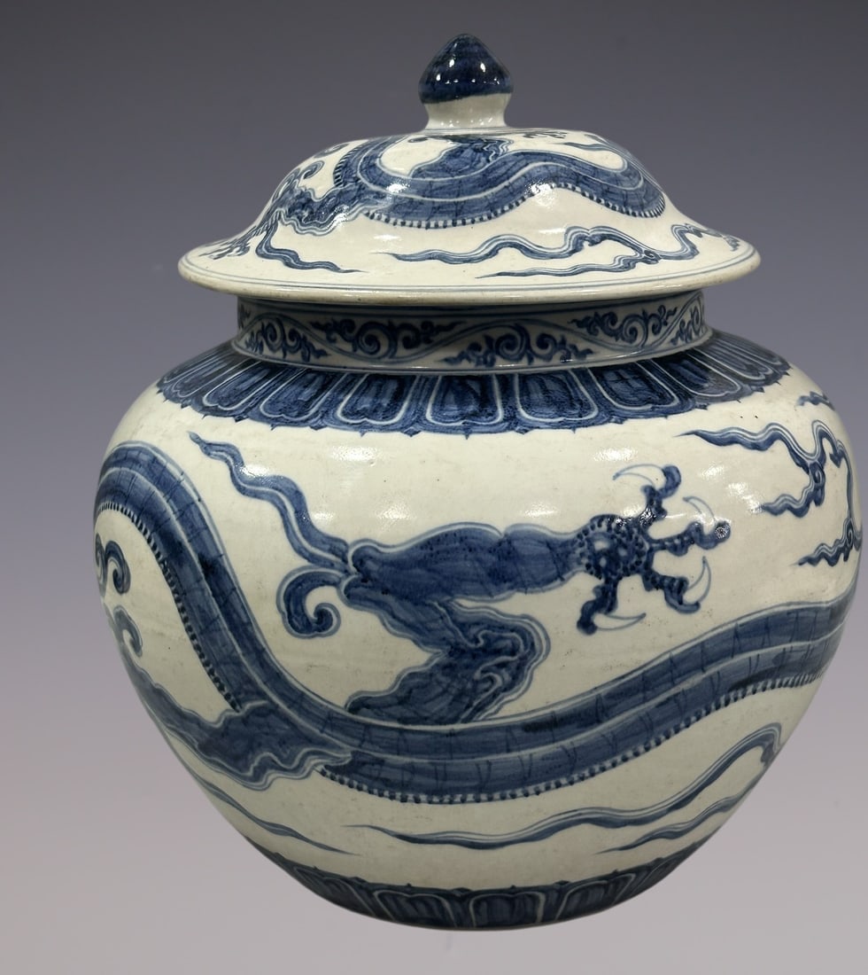 An Exquisite Blue and White Dragon Pattern Jar - 4