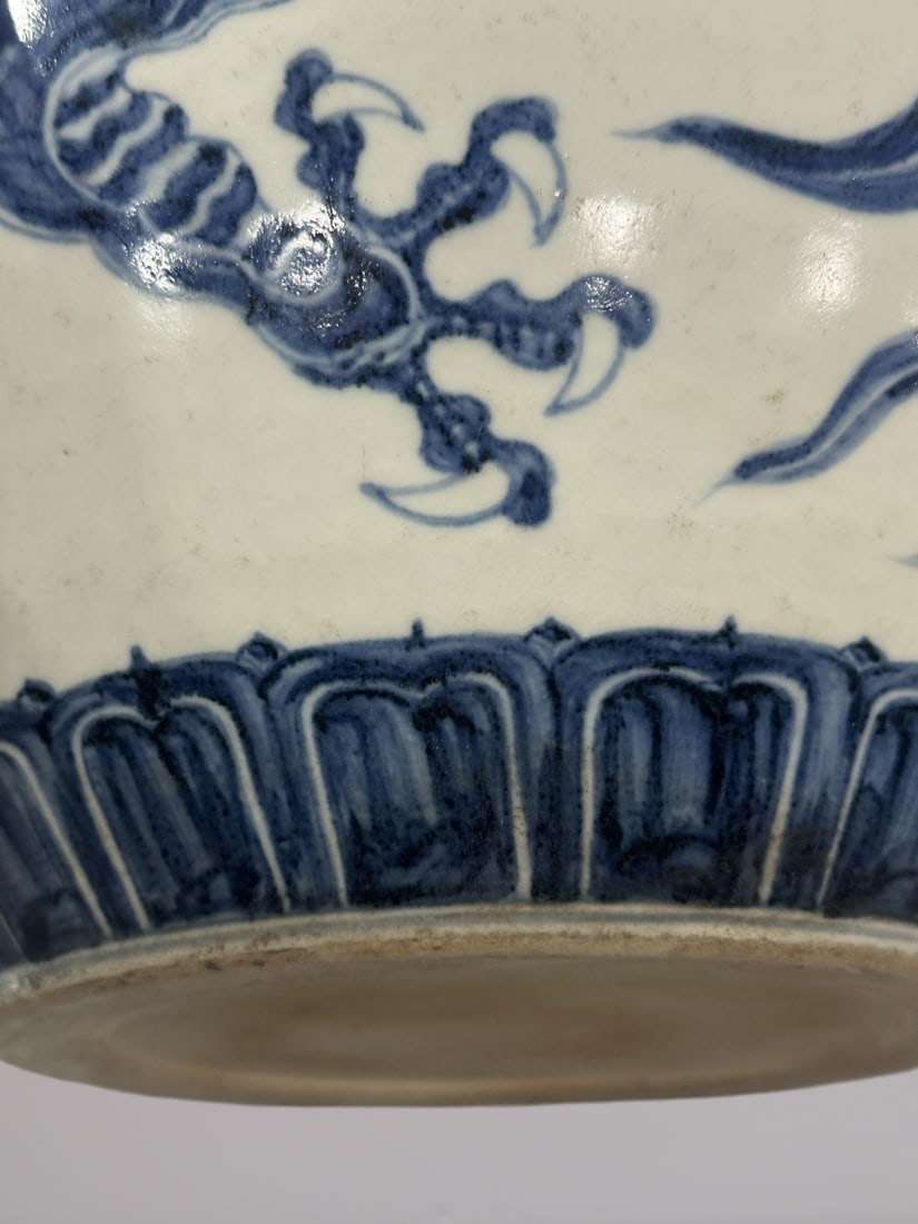 An Exquisite Blue and White Dragon Pattern Jar - 8