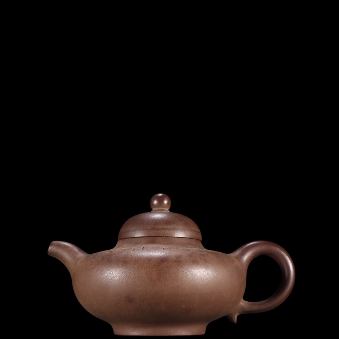 An Exquisite Purple Sands Teapot: An Exquisite Purple Sands Teapot Gu jing zhou Size:4.2inx6.4in紫砂华颖壶 顾景舟 Size:10.7cmx16.2cm