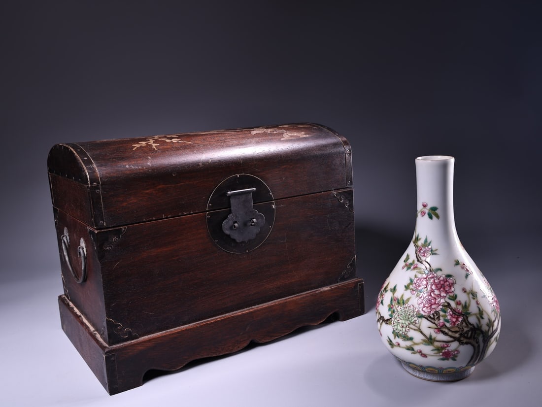 An Exquisite Famille-Rose Flower and Butterfly Pattern Vase: An Exquisite Famille-Rose Flower and Butterfly Pattern Vase Qing Dynasty, China Qianlong Six-character Mark Size:9.1inx4.7in
