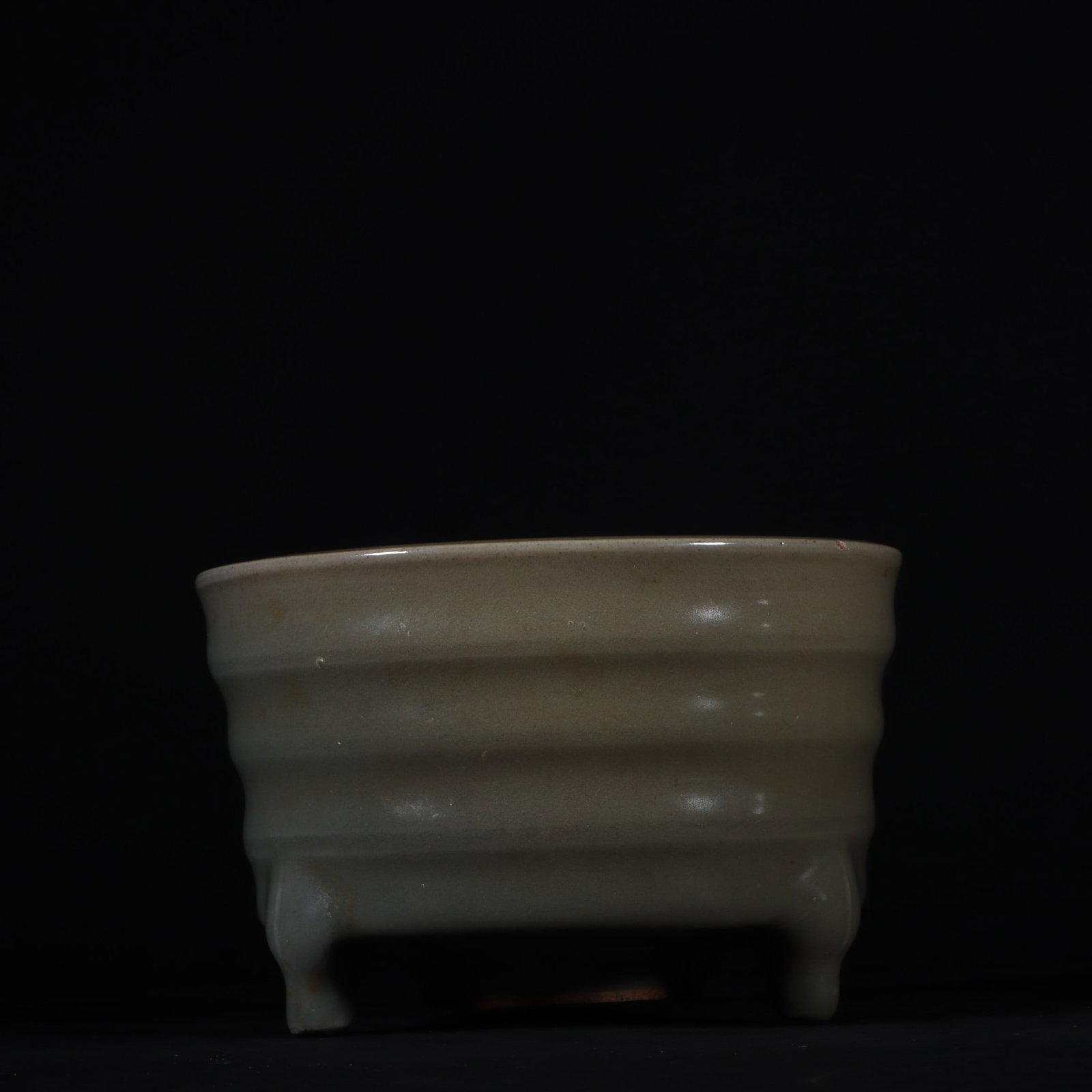 An Exquisite Longquan yao Tripod Censer: An Exquisite Longquan yao Tripod Censer Song Dynasty, China Size:2.9inx4.4in龙泉窑三足弦纹炉 中国宋代 Size:7.3cmx11.3cm
