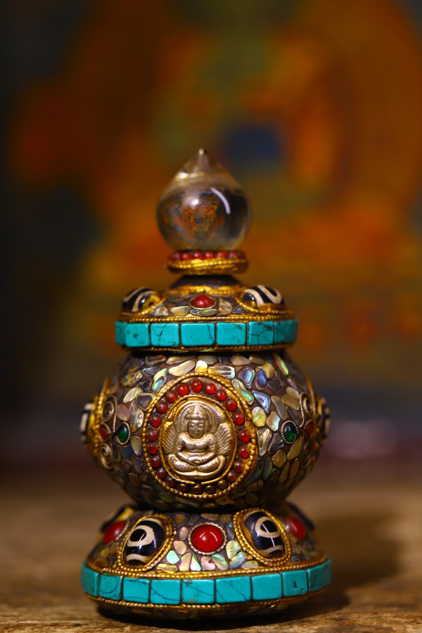 An Exquisite Crystal Inlaid Dzi Bead Gems Pagoda: An Exquisite Crystal Inlaid Dzi Bead Gems Pagoda Qing Dynasty, China Size:5.1inx2.6in Weight:430g水晶雕刻嵌天珠宝石佛塔