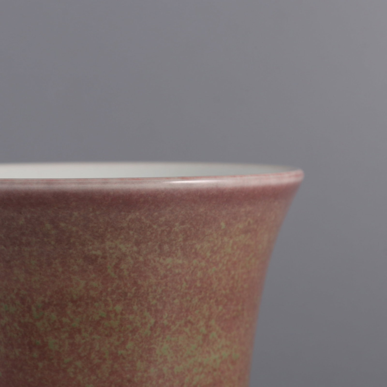 An Exquisite PeachBloom-Glazed Brush Pot - 5
