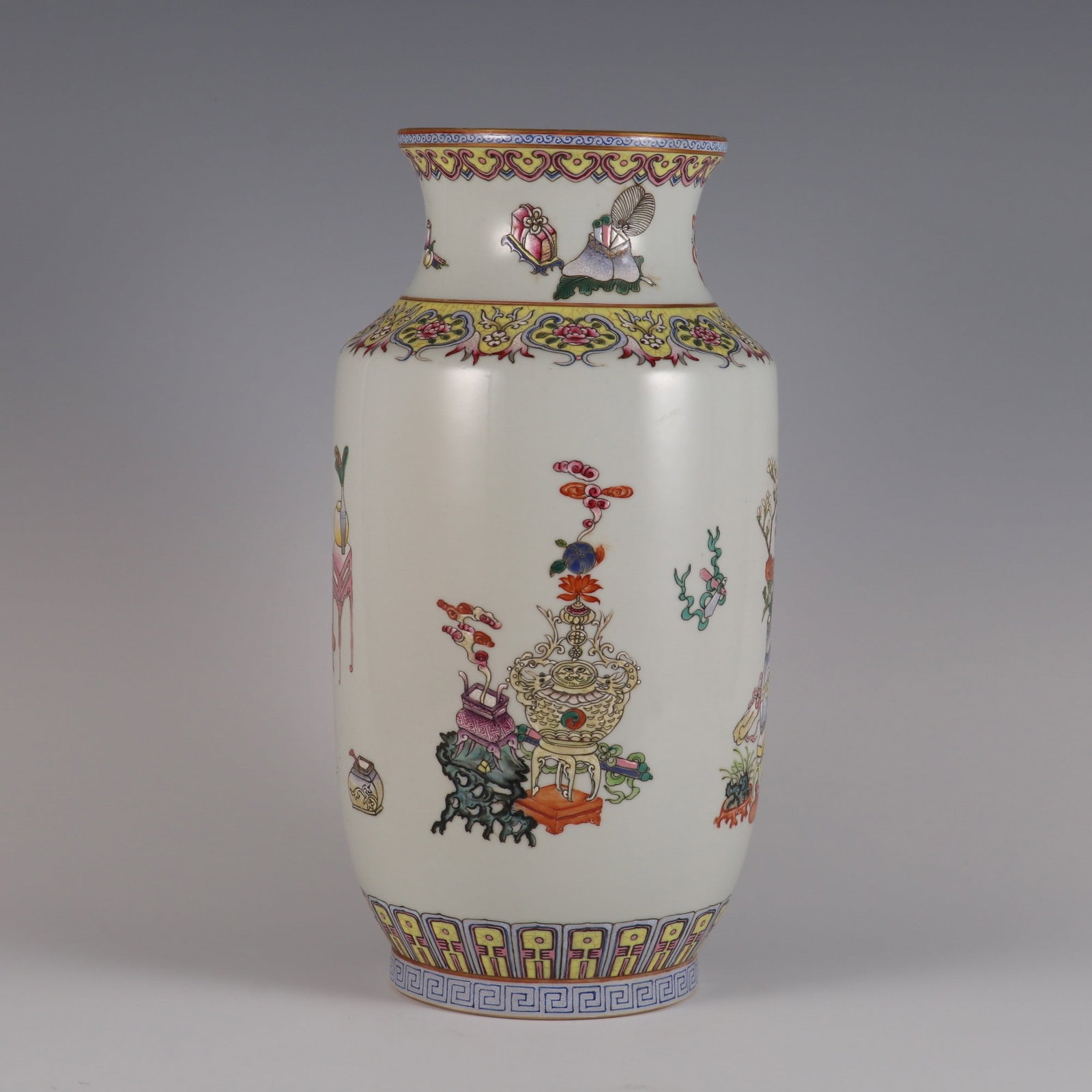 An Exquisite Famille-Rose Flower Pattern Vase (1 of 9)