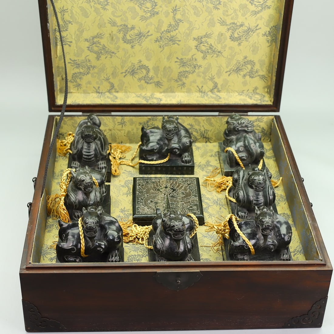 A Set of Fine Jasper Auspicious Beast Seal: A Set of Fine Jasper Auspicious Beast Seal Han Dynasty, China Size:18.5inx18.5inx7.5in Weight:24990g Size:4.2inx3.2inx5.2in Weight:2044g Size:4.2inx3.2inx5.2in Weight:2064g Size:4.2inx3.2inx5.4in Weig