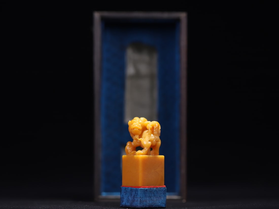 An Exquisite Tianhuang Stone Lion Seal: An Exquisite Tianhuang Stone Lion Seal Qing Dynasty, China Size:2.8inx1.1inx0.9in Weight:88.7g兽钮田黄印章 中国清代 Size:7.2cmx2.9cmx2.3cm W