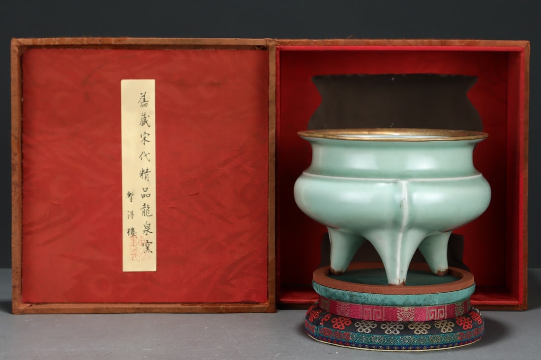 An Exquisite Longquan yao Celadon Glazed Tripod Censer: An Exquisite Longquan yao Celadon Glazed Tripod Censer Song Dynasty, China Size:4.8inx6.7in龙泉粉青釉三足鼎炉 中国宋代