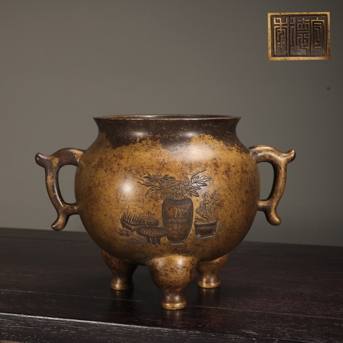 An Exquisite Bronze Flower Pattern Double-Ears and Tripod Censer: An Exquisite Bronze Flower Pattern Double-Ears and Tripod Censer Ming Dynasty, China Size:5.5inx5.6in Weight:1950g铜夔龙耳三足炉