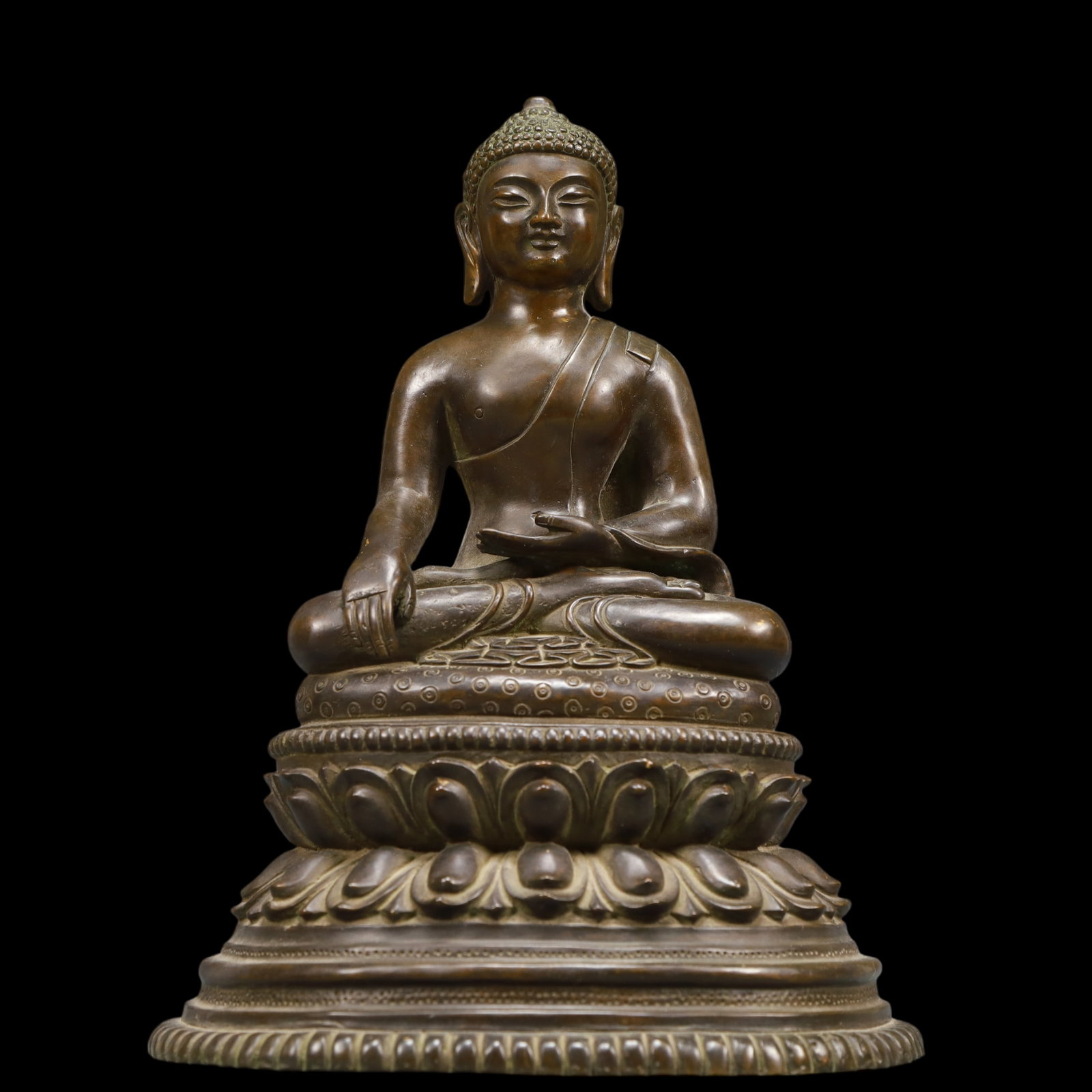 A Exquisite Coppery Statue of Sakyamuni: A Exquisite Coppery Statue of Sakyamuni Ming Dynasty, China Size:7.3inx5.3inx9.8in Weight:3450g铜释迦牟尼佛像 中国明代
