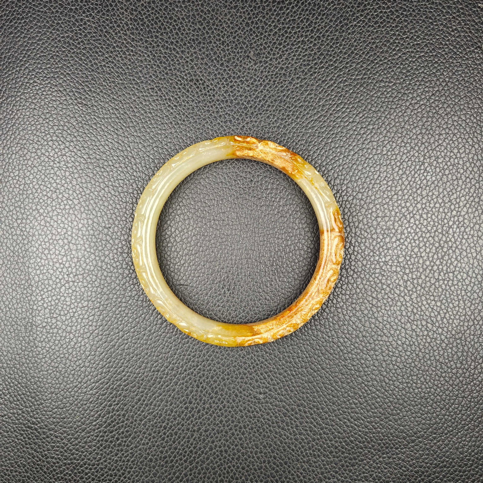 An Exquisite White Jade Bracelets: An Exquisite White Jade Bracelets Han Dynasty, China Size:(inside diameter)2.4in Diameter Size:3.1in Weight:37g白玉手镯 中国汉代 Size:(inside