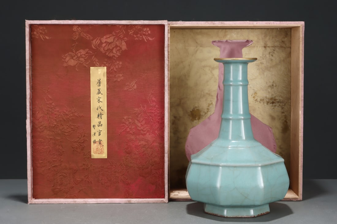 An Exquisite Guan yao Celadon Glazed Vase: An Exquisite Guan yao Celadon Glazed Vase Song Dynasty, China Size:10.7inx7.7in官窑粉青釉八棱长颈瓶 中国宋代