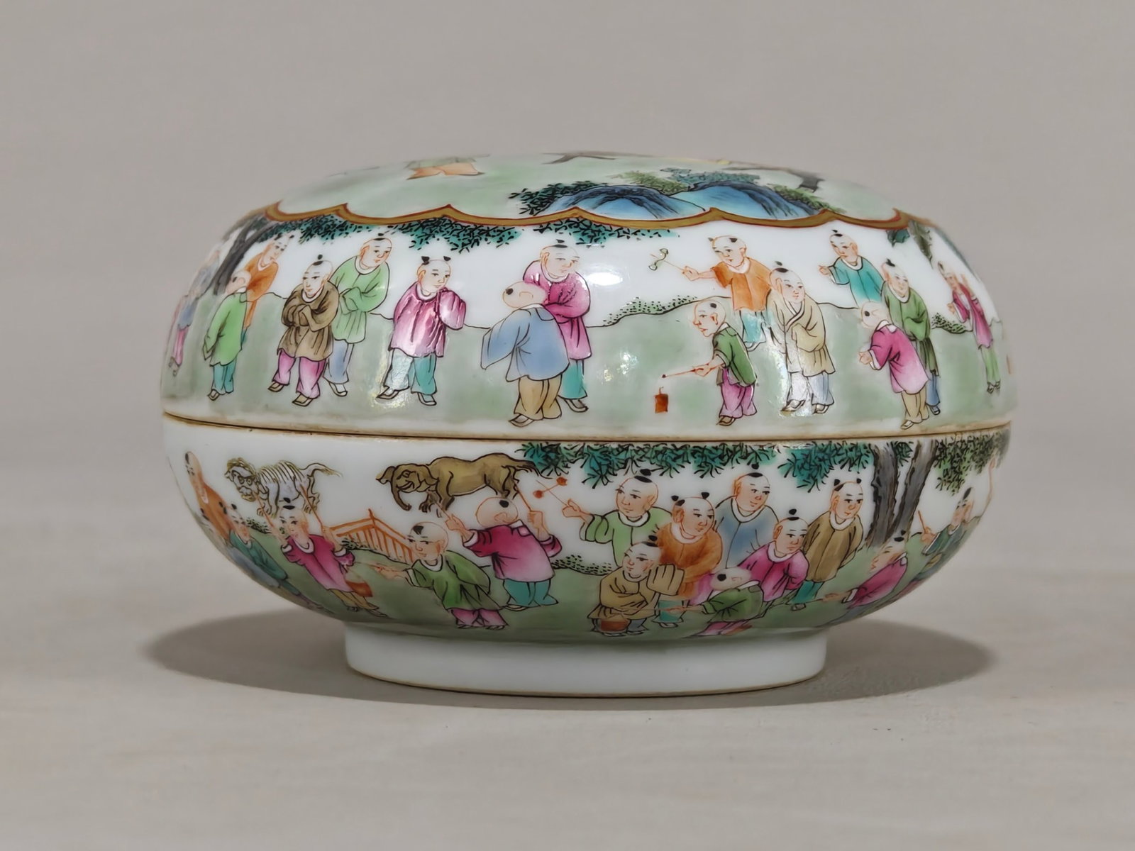 An Exquisite Famille-Rose Figure Pattern Box: An Exquisite Famille-Rose Figure Pattern Box,Qing Dynasty,China,Qianlong Six-character Mark,Size:2.4inx3.9in 粉彩人物纹盒中国清代,乾&#