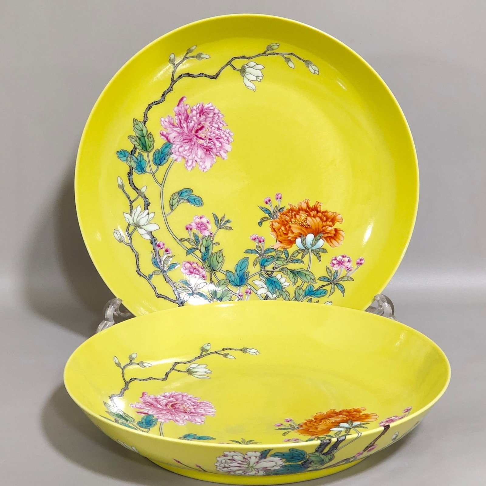 A Pair of Exquisite Yellow Glazed Famille-Rose Flower Pattern Plates (1 of 9)