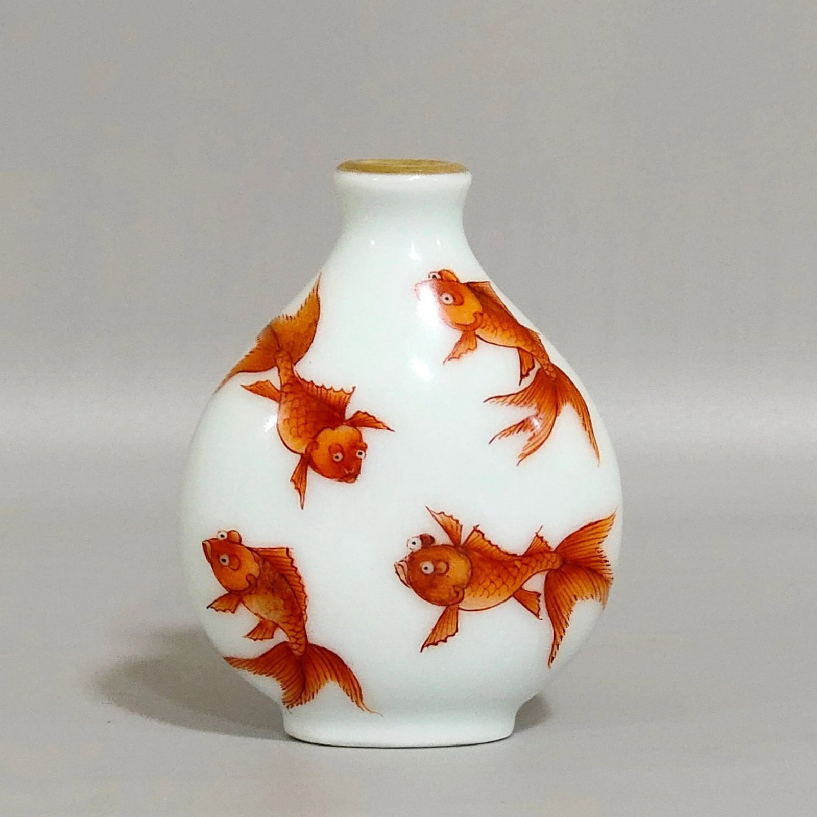 An Exquisite Iron-Red Fish Pattern Snuff Bottle - 3