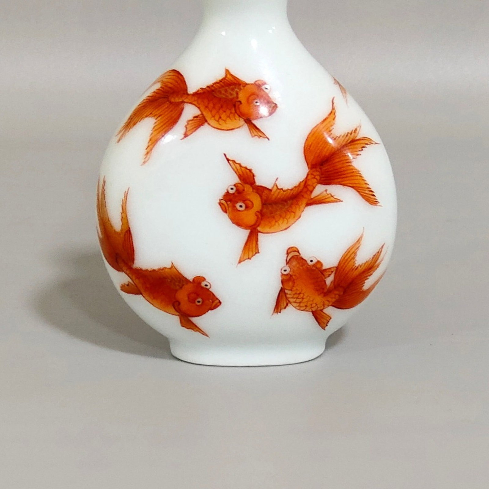 An Exquisite Iron-Red Fish Pattern Snuff Bottle - 5