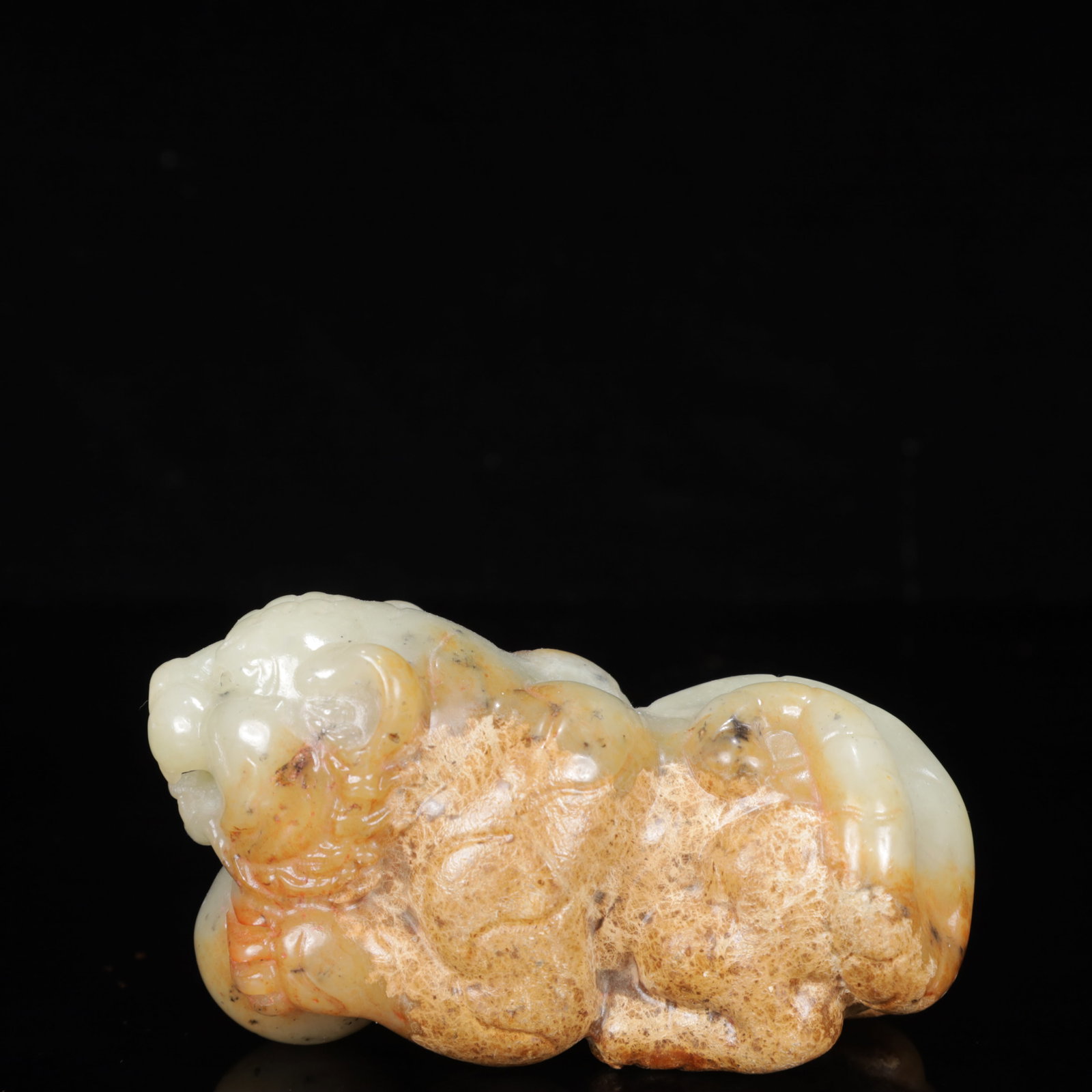 An Exquisite White Jade Lion Ornament: An Exquisite White Jade Lion Ornament,Qing Dynasty,China,Size:4.3inx2inx2.4in,Weight:628g 白玉狮子摆件,中国清代