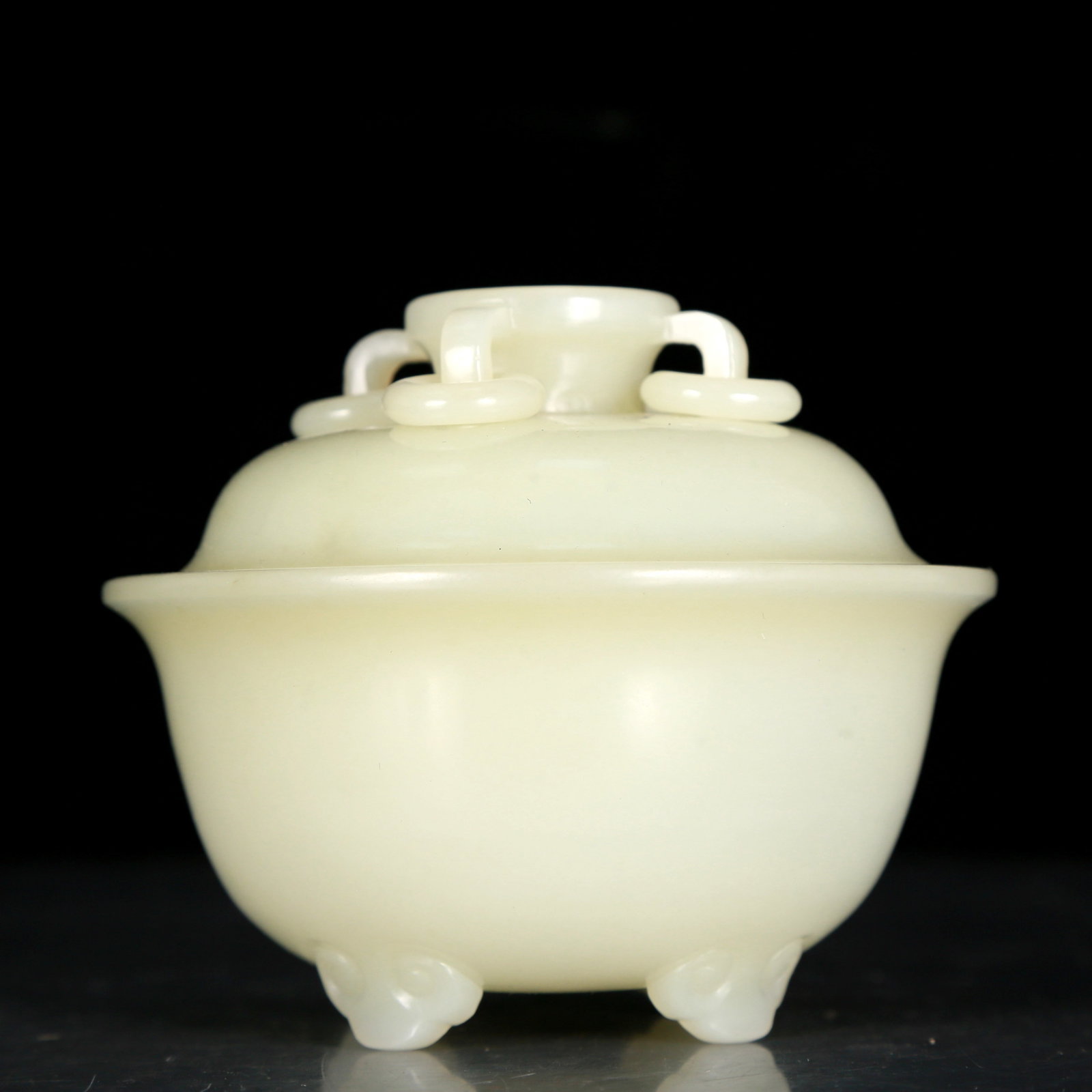 An exquisite white jade tripodbowl with lid: An exquisite white jade tripodbowl with lid, Qing Dynasty, China, Qianlong four-character mark, Size: 4.5inx3.9in, Weight 340g: 清代 乾隆四字款 白஍