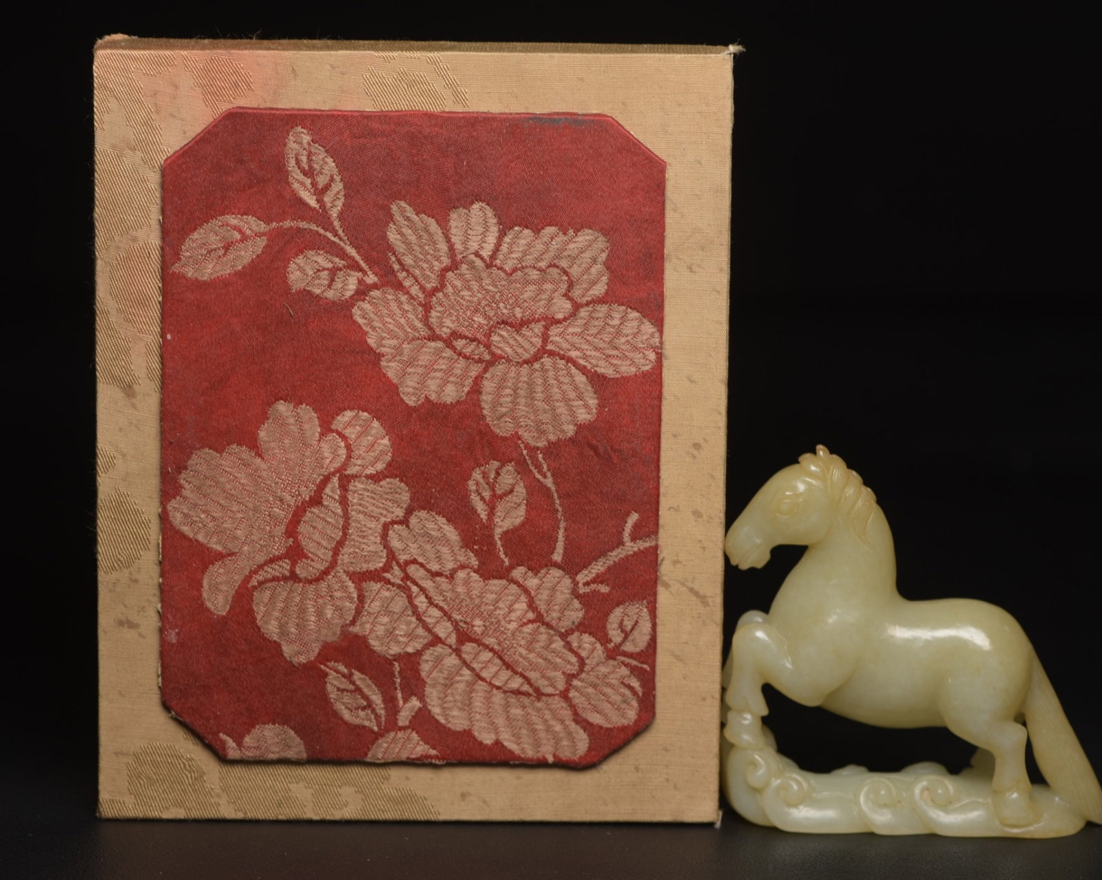 An Exquisite White Jade Horse Ornament: An Exquisite White Jade Horse Ornament,Qing Dynasty,China,Size:3.1inx3inx0.8in,Weight:122g 白玉骏马摆件,中国清代