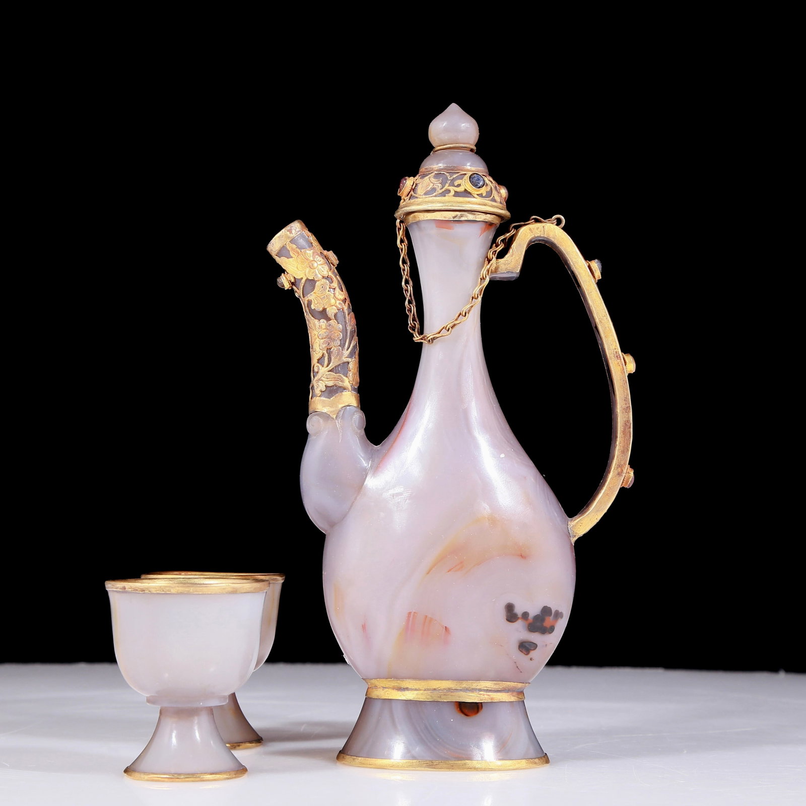 A set of exquisite agate gold-covered tea sets: An exquisite agate gold-covered ewer with floral patterns, and an agate gold-covered small cup, Qing Dynasty, China, dimensions: ewer: 4.1inx1.8inx8.2in, cup: 1.9inx2.2in, weight: 415g