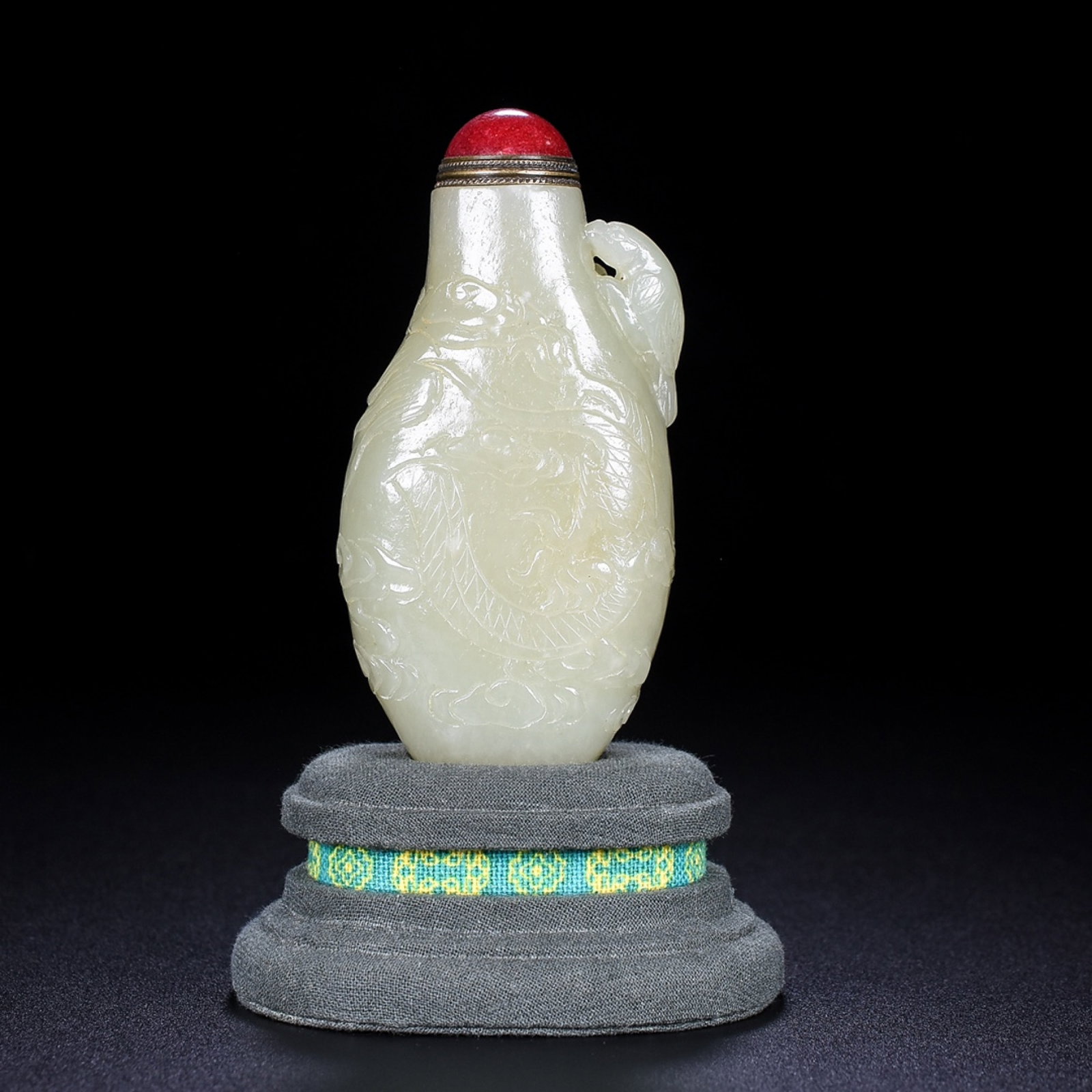 An Exquisite White Jade Dragon Pattern Snuff Bottle (1 of 8)