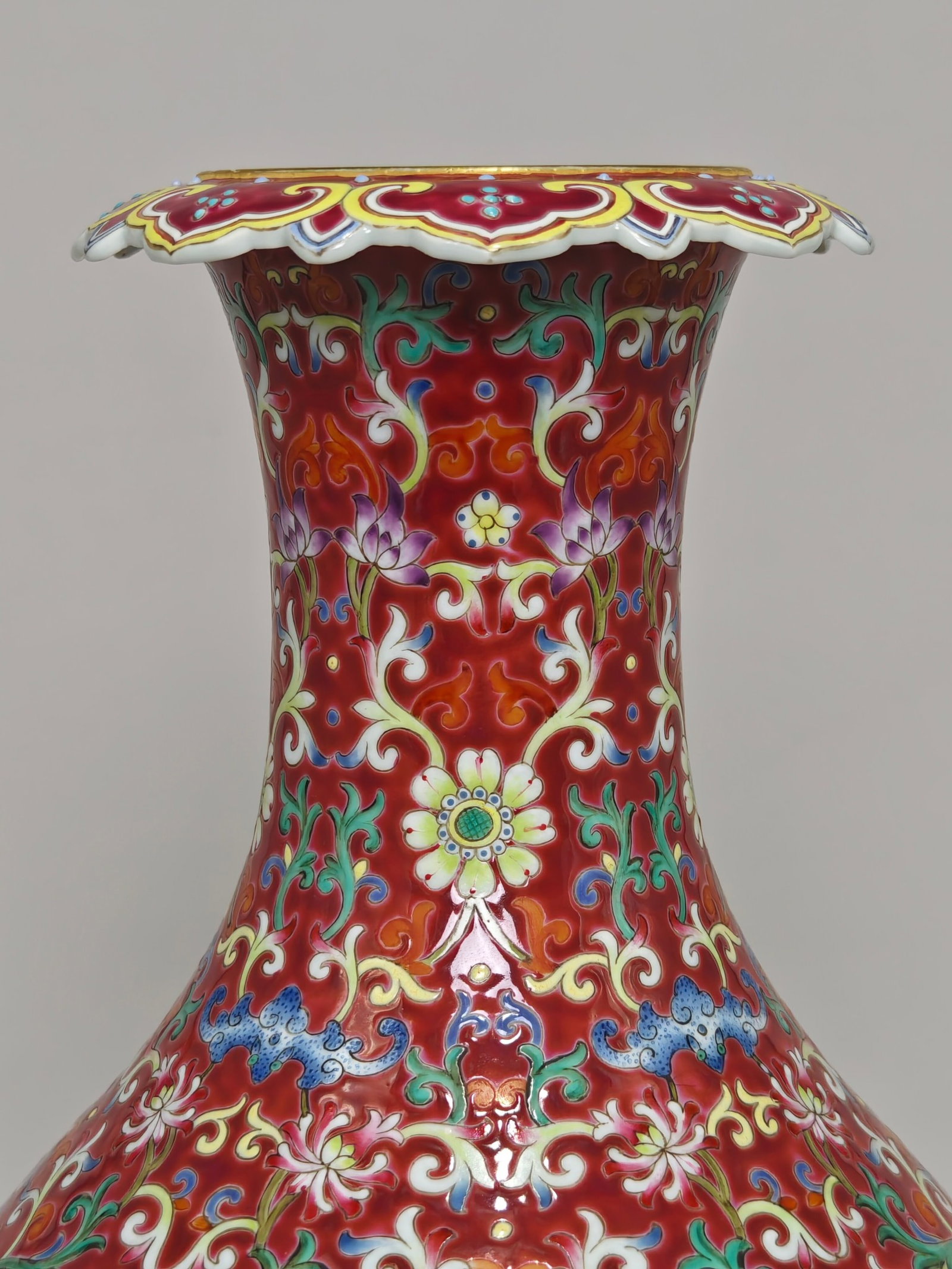 A Rare Famille-Rose Ruby Red-Glazed Lotus Pattern Vase - 4