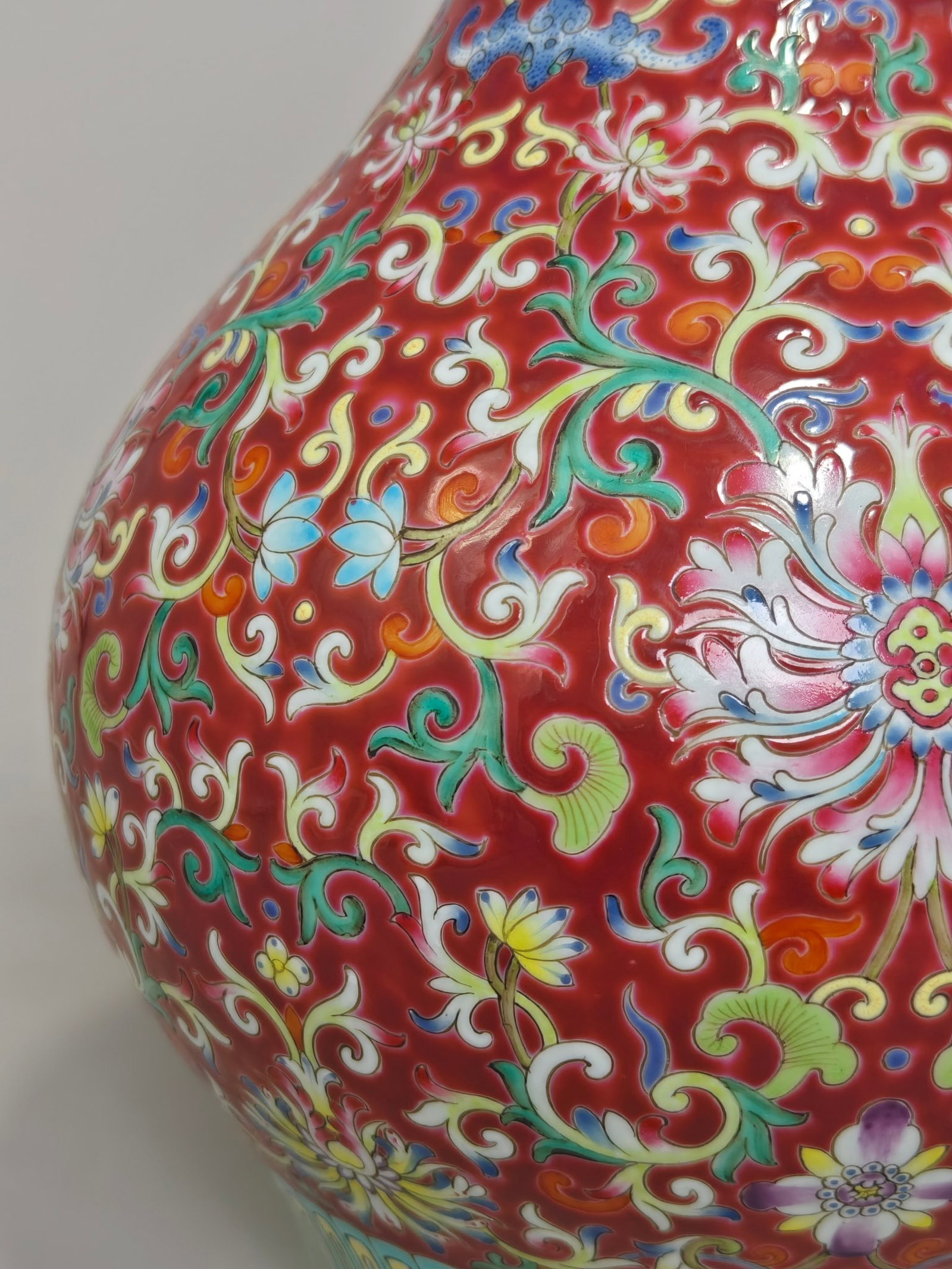 A Rare Famille-Rose Ruby Red-Glazed Lotus Pattern Vase - 6