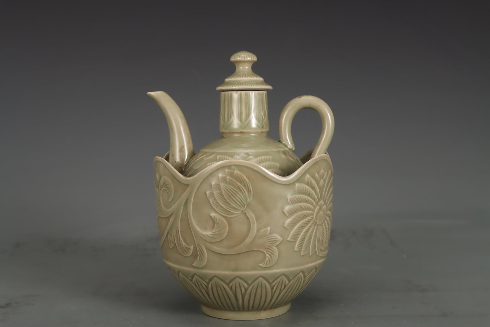 An Exquisite Yue yao Celadon Glazed Flower Pattern Pot,with Base (1 of 9)