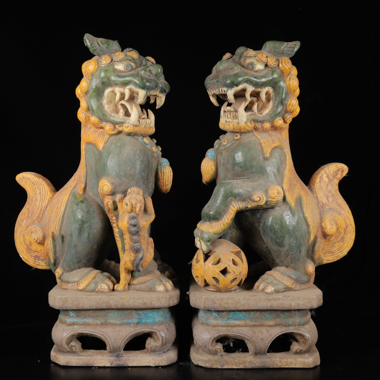 A Pair of Exquisite Tang Tri-Color Glazed Pottery Lion Ornaments: A Pair of Exquisite Tang Tri-Color Glazed Pottery Lion Ornaments,Tang Dynasty,China,Size:5.9inx4.7inx15in,Weight:5600g