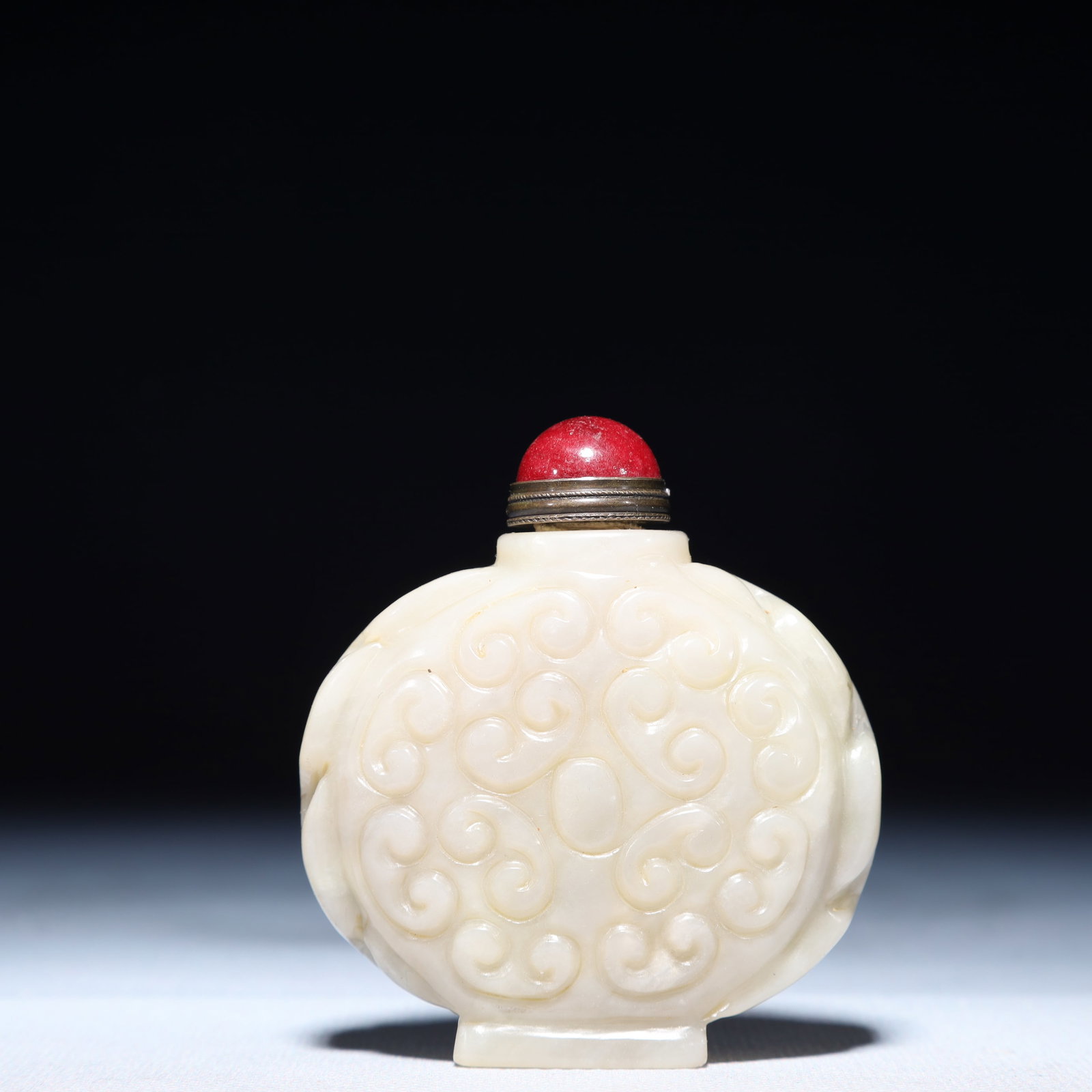 An Exquisite White Jade Auspicious Cloud Pattern Snuff Bottle (1 of 7)