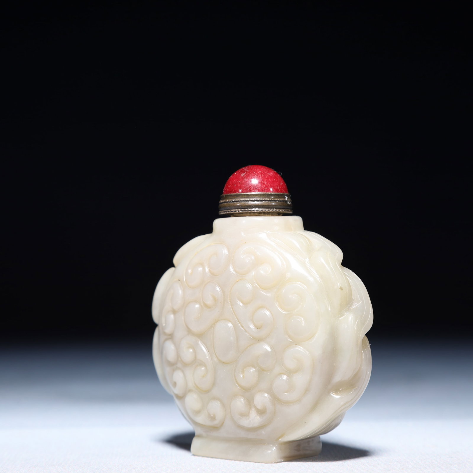 An Exquisite White Jade Auspicious Cloud Pattern Snuff Bottle - 2