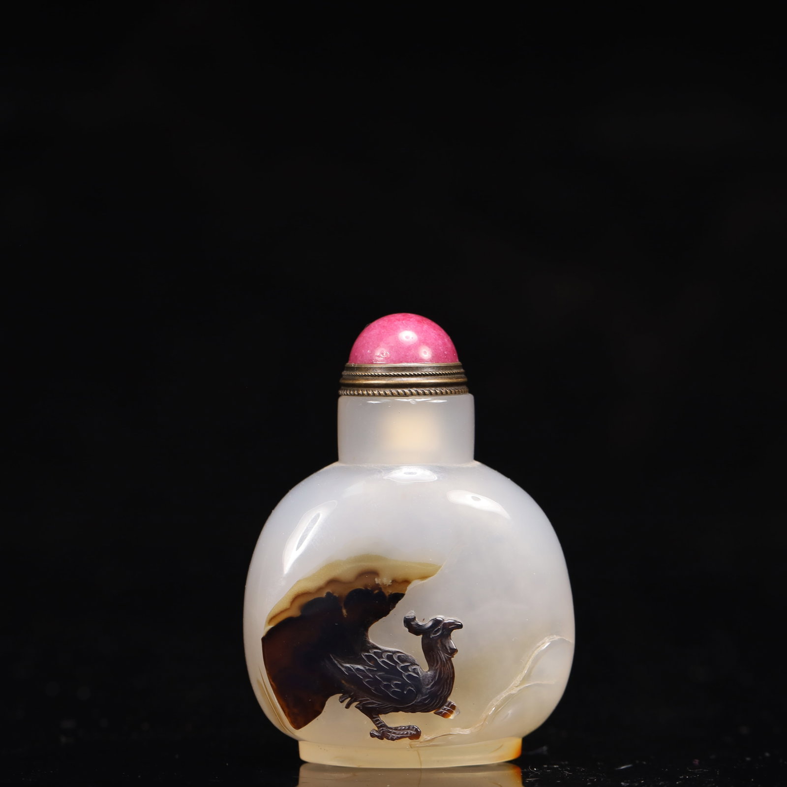 An Exquisite Agate Rooster Pattern Snuff Bottle: An Exquisite Agate Rooster Pattern Snuff Bottle,Qing Dynasty, China,Size:1.8inx0.8inx2.6in,Weight:59g 玛瑙公鸡纹鼻烟壶,中国清代